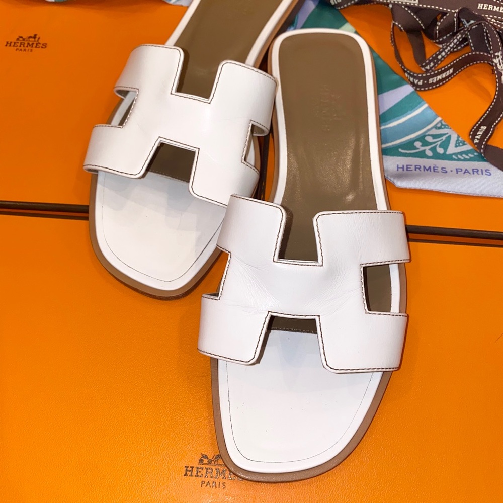 WHITE HERMÈS ORAN SANDALS - Picture 9 of 16
